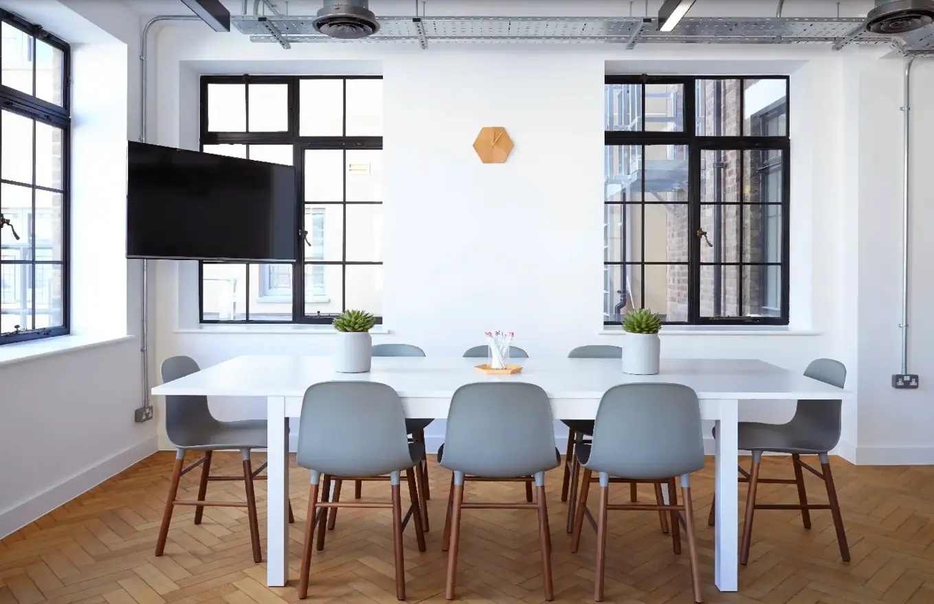 Salle à manger lumineuse avec table blanche, mobilier contemporain et touches de style industriel